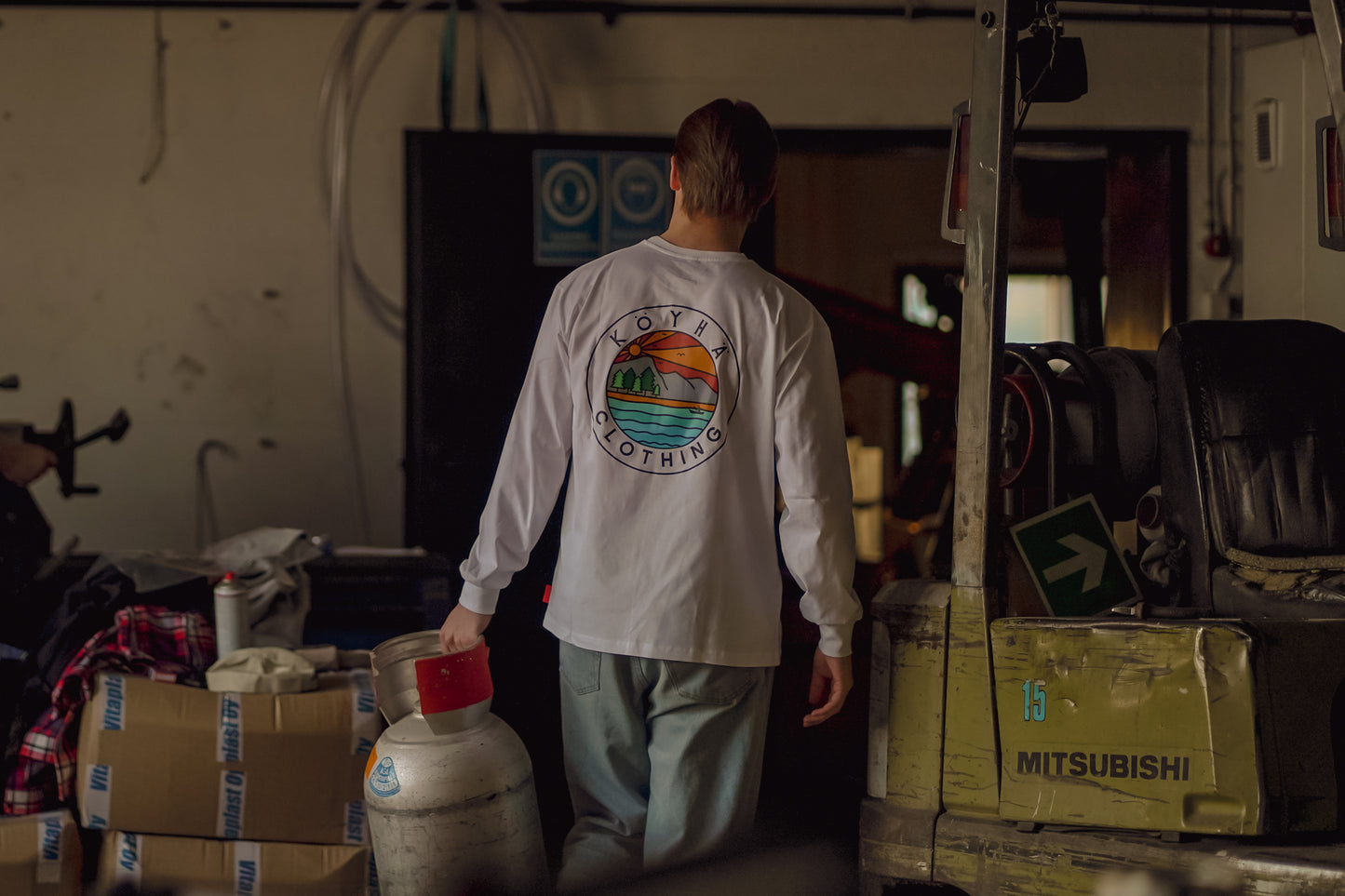 Köyhä Clothing T-Paita. Kangastus. Valkoinen. Pitkähihainen T-Paita. Köyhä Clothing Pitkähihainen T-Paita. Iso selkäprintti.