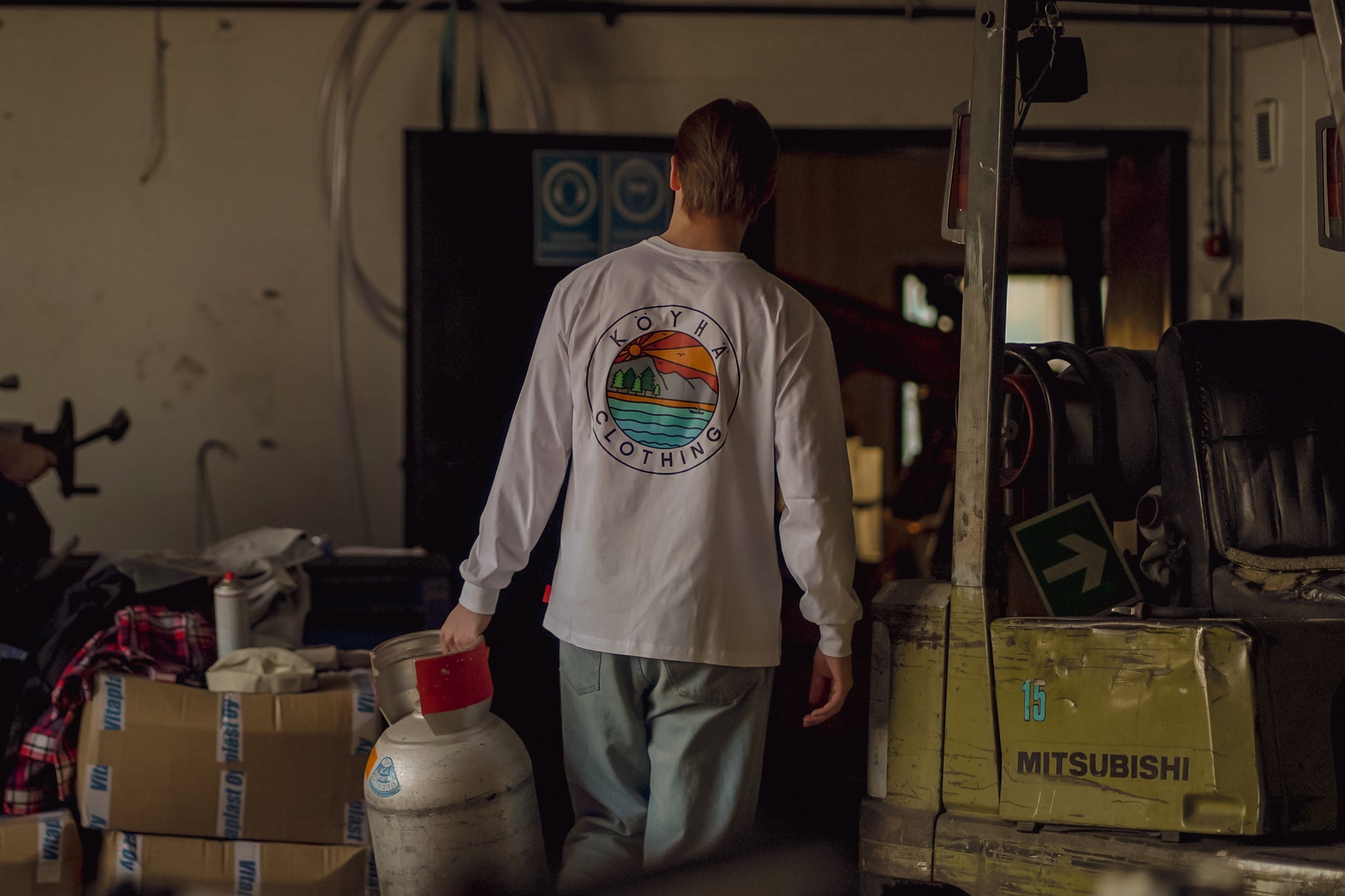 Köyhä Clothing T-Paita. Kangastus. Valkoinen. Pitkähihainen T-Paita. Köyhä Clothing Pitkähihainen T-Paita. Iso selkäprintti.