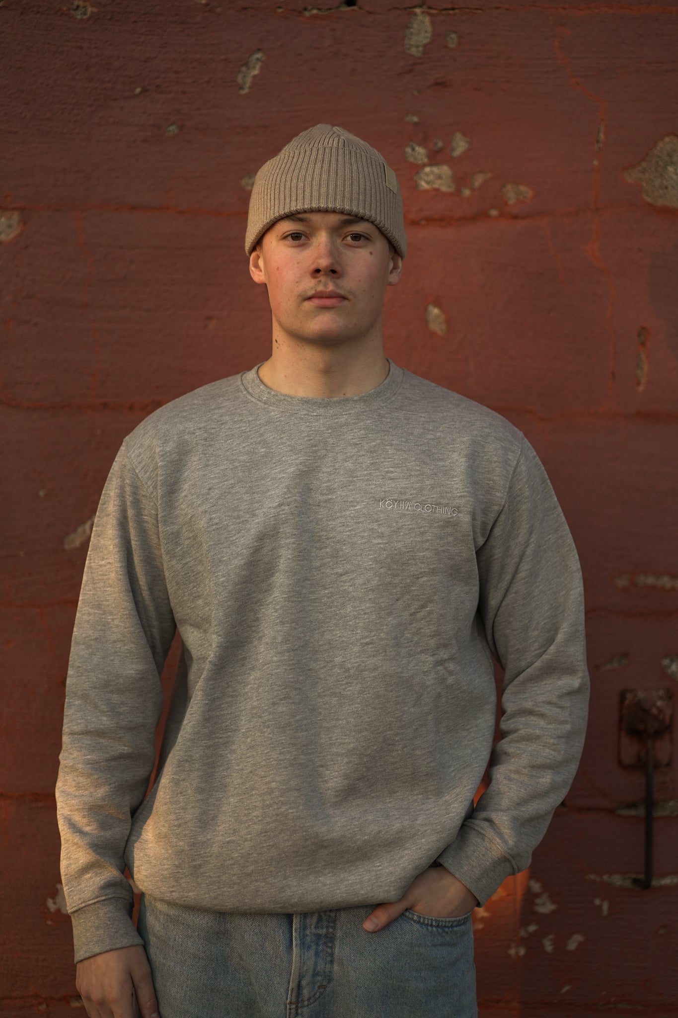 Köyhä Clothing College. Kangastus. Harmaa. Köyhä Clothing College. Iso selkäprintti.