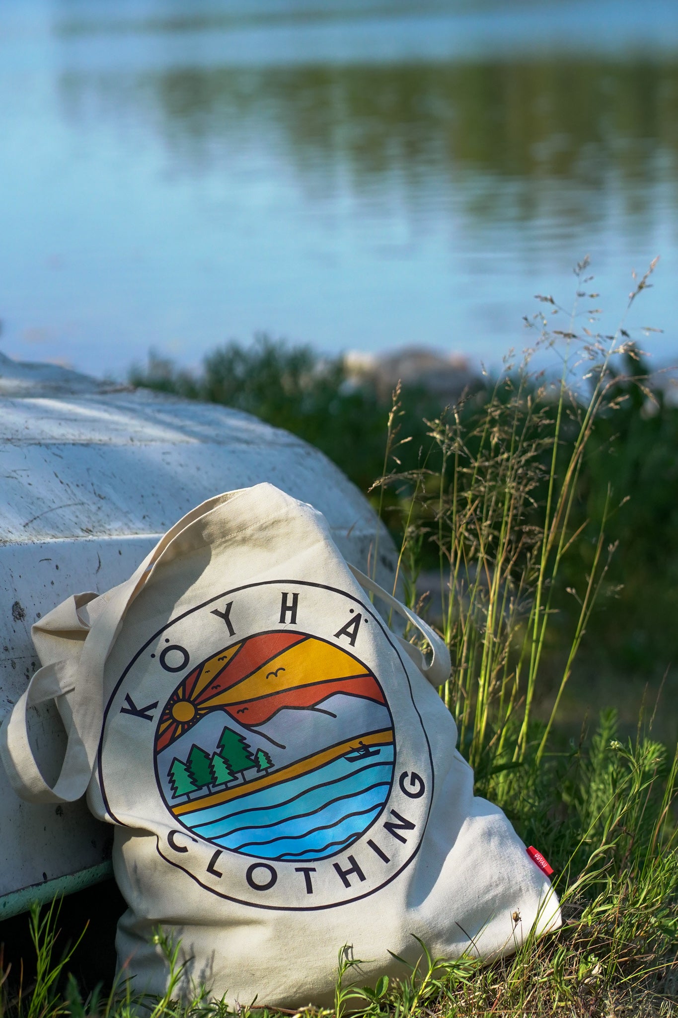 KÖYHÄ CLOTHING KANGASKASSI. VÄRILLINEN PRINTTI. KANGASKASSI TASKULLA.