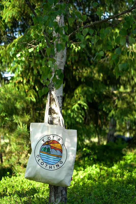 KÖYHÄ CLOTHING KANGASKASSI. VÄRILLINEN PRINTTI. KANGASKASSI TASKULLA.