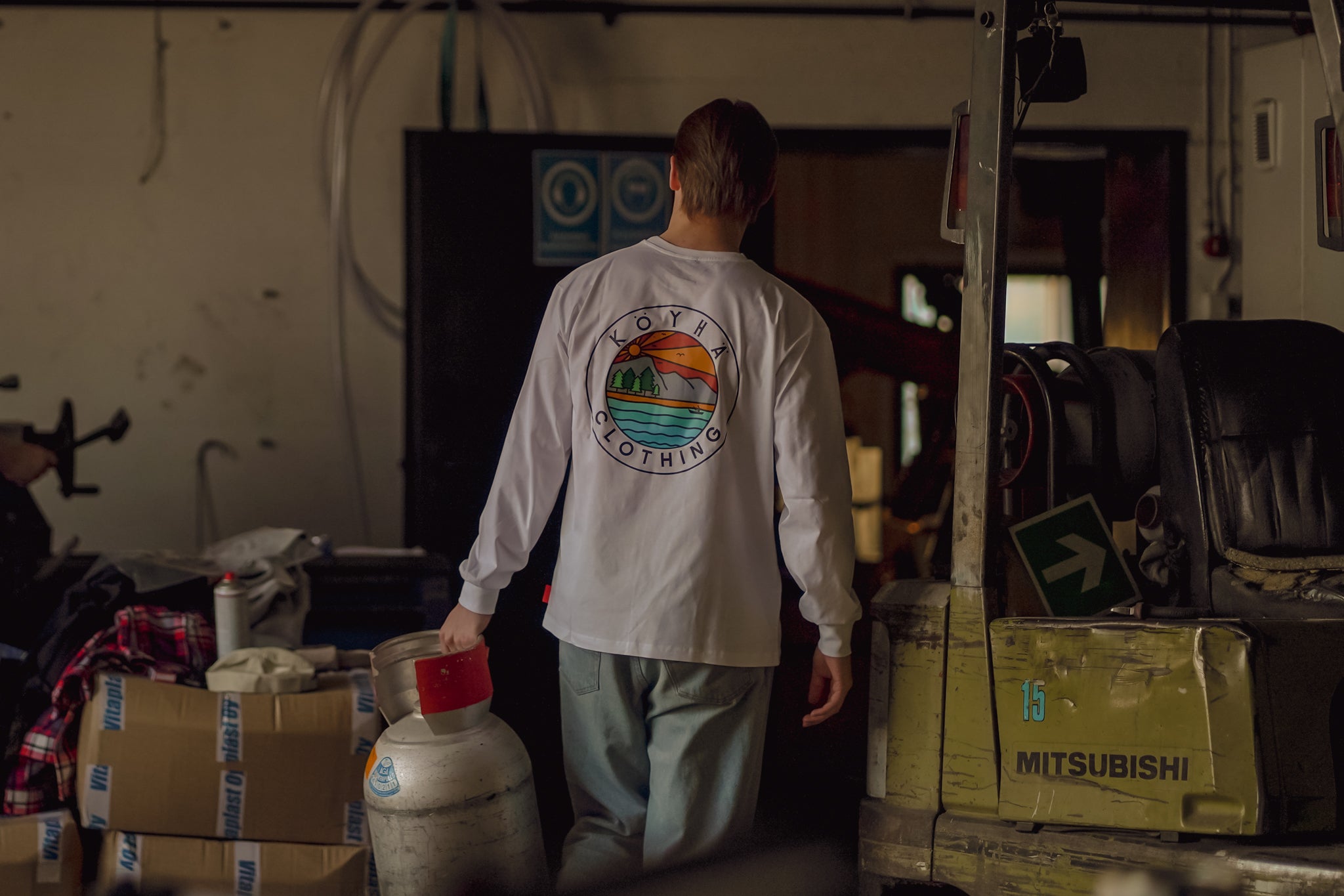 Köyhä Clothing T-Paita. Kangastus. Valkoinen. Pitkähihainen T-Paita. Köyhä Clothing Pitkähihainen T-Paita. Iso selkäprintti.