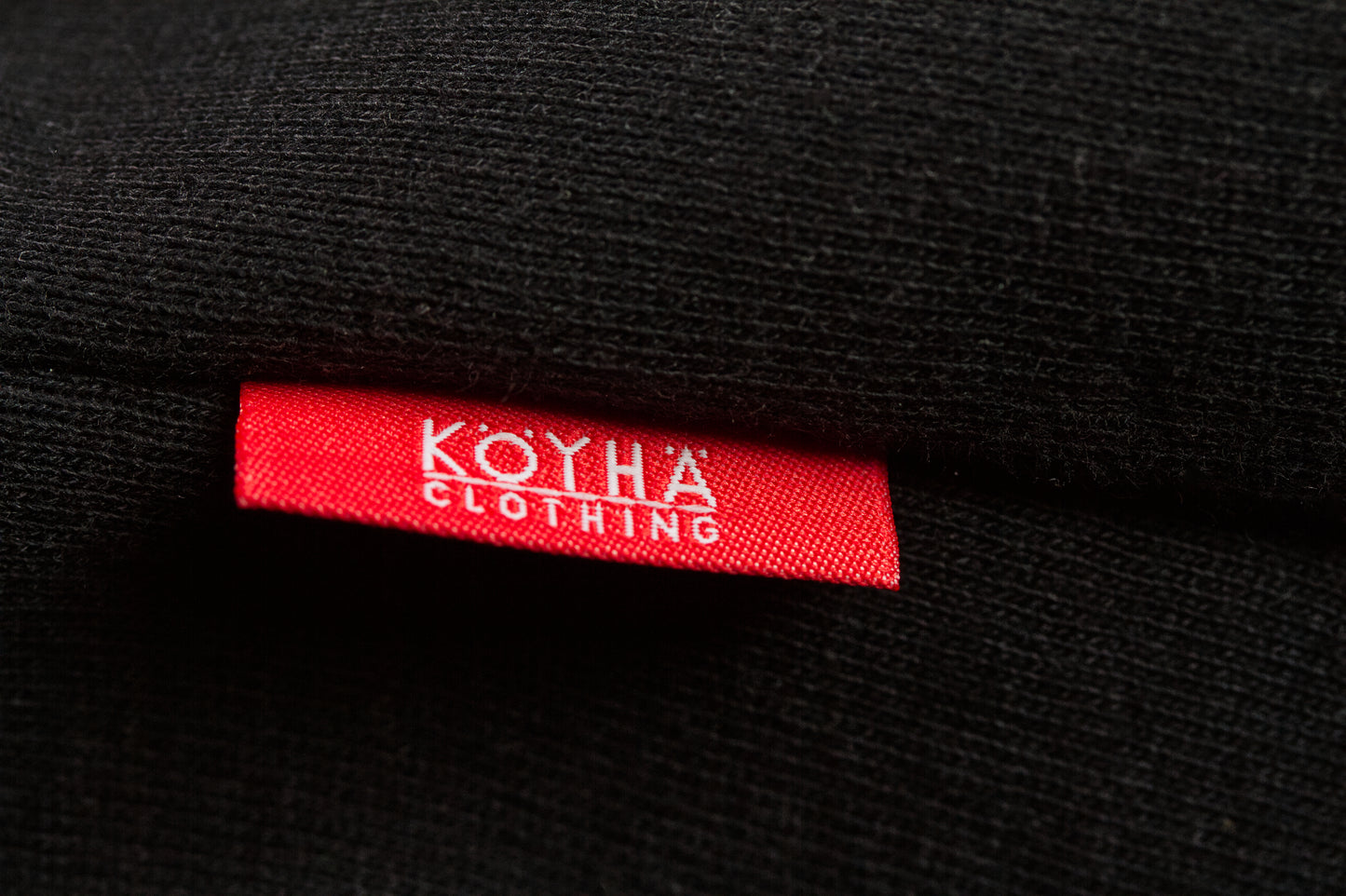 Köyhä Clothing College. Kangastus. Musta. Köyhä Clothing College. Iso selkäprintti.