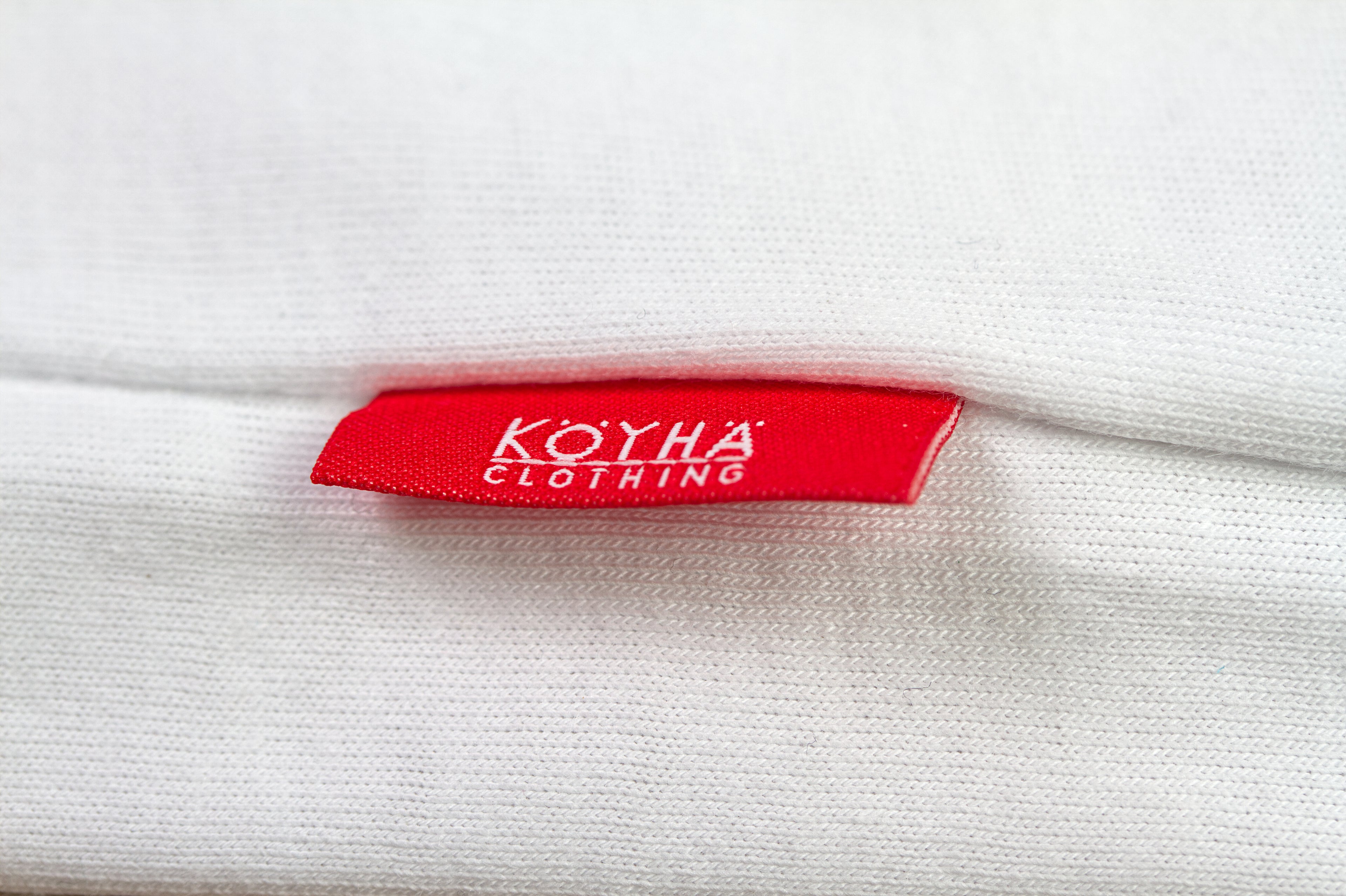 Köyhä Clothing T-Paita. Kangastus. Valkoinen Köyhä Clothing T-Paita. Iso selkäprintti.